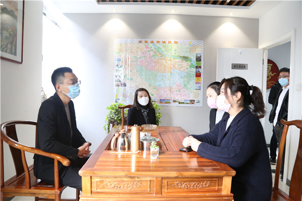 創(chuàng)就業(yè)老師與企業(yè)領(lǐng)導(dǎo)交流