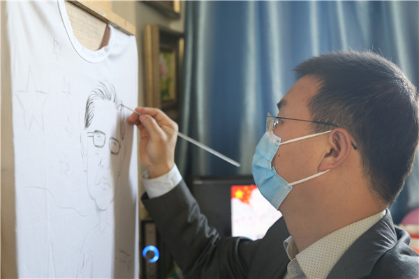 高老師認真作畫