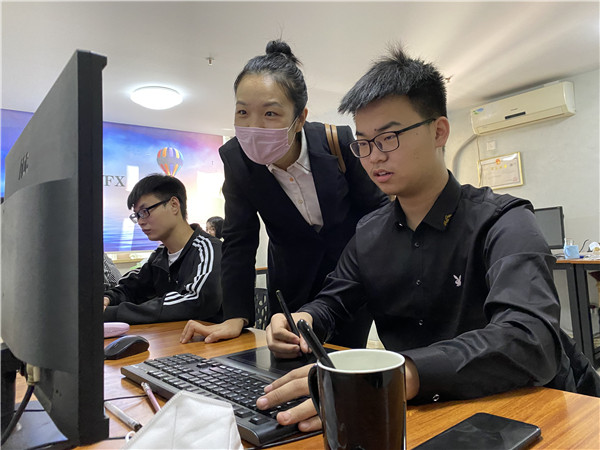 與畢業(yè)生交流