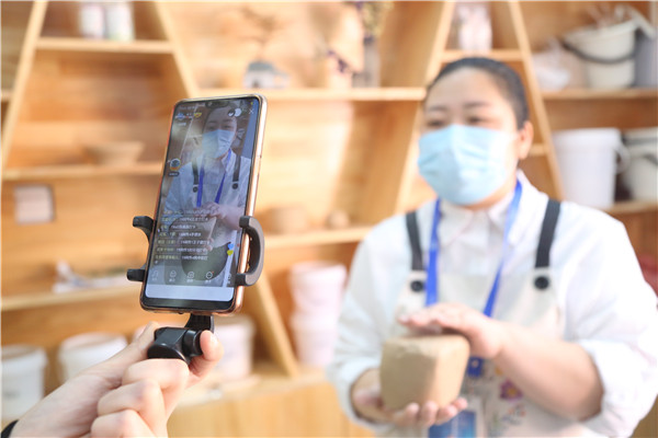 祝老師講解陶藝