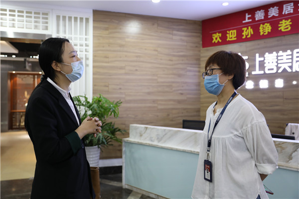 創(chuàng)就業(yè)老師與企業(yè)領(lǐng)導(dǎo)交流