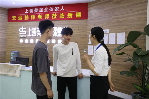 老師與畢業(yè)生交流