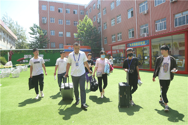 班主任帶學(xué)生到宿舍