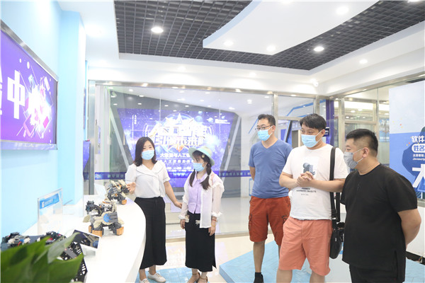 參觀實(shí)訓(xùn)體驗(yàn)廳