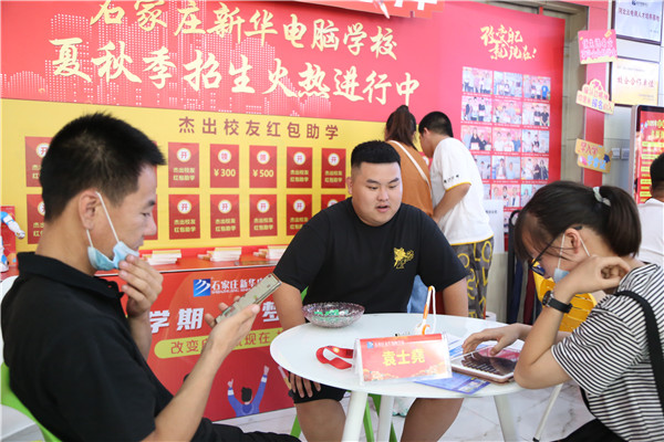 為來校咨詢報名學生答疑解惑