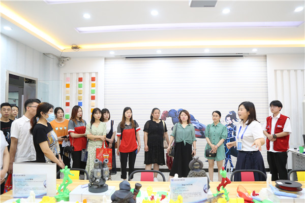 企業(yè)領(lǐng)導(dǎo)參觀校園