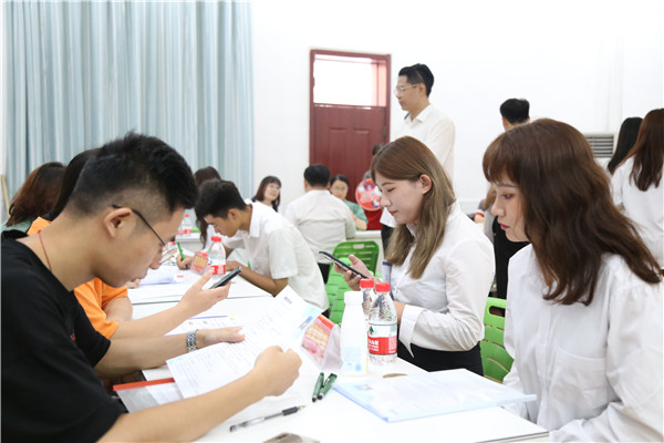 畢業(yè)生應(yīng)聘企業(yè)