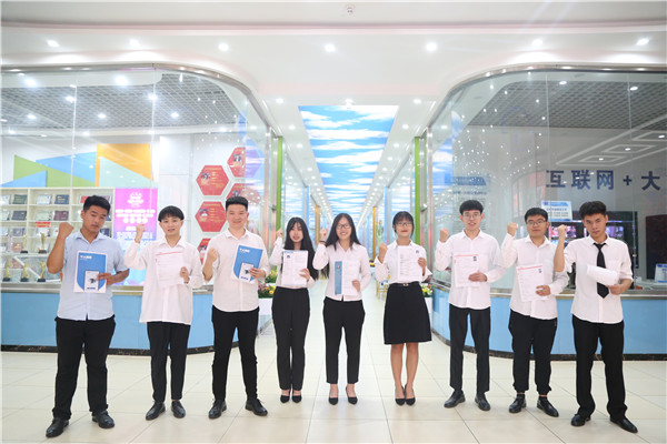 自信的新華畢業(yè)生