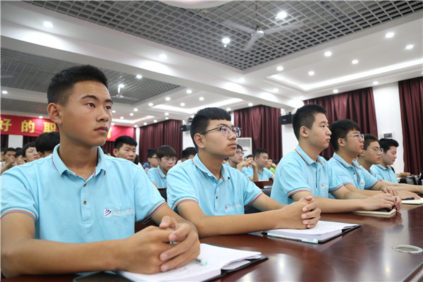 學(xué)生認(rèn)真傾聽