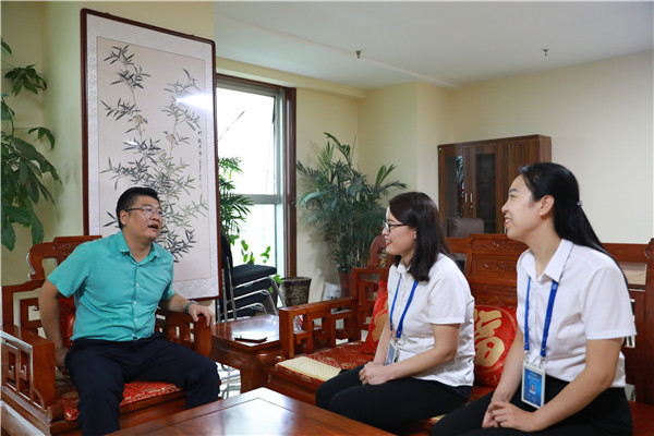 與企業(yè)領(lǐng)導(dǎo)交流