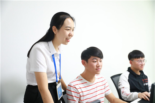 與畢業(yè)生交流