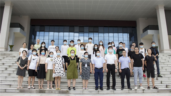 圖一、選拔賽初賽晉級(jí)成員和指導(dǎo)老師合影留念