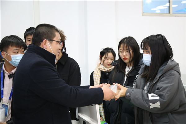 老師為學(xué)生送元宵