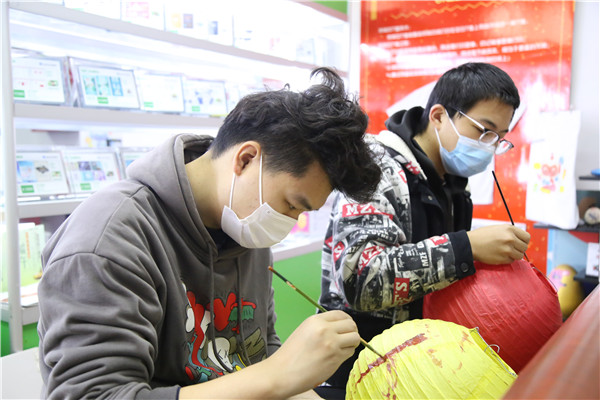 認(rèn)真繪制作品