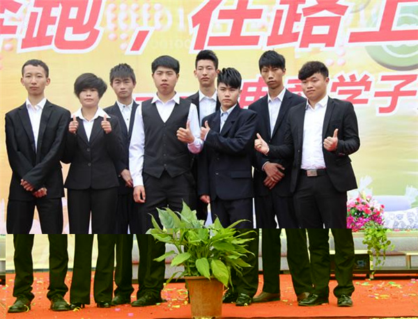 (右一:陳進(jìn))在校生創(chuàng)業(yè)團(tuán)隊(duì)合影